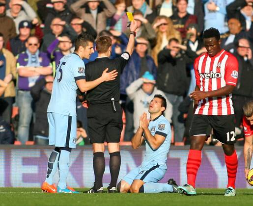 Aktuell Fußball, England, FC Southampton - Manchester City Football - 2014 2015 Premier League - Southampton vs. Manchester City Sergio Kun Aguero of Manchester City prays to Referee Mr Mike Jones as he s being booked for diving at St Mary s Stadium Southampton Colorsport Shaun Boggust 