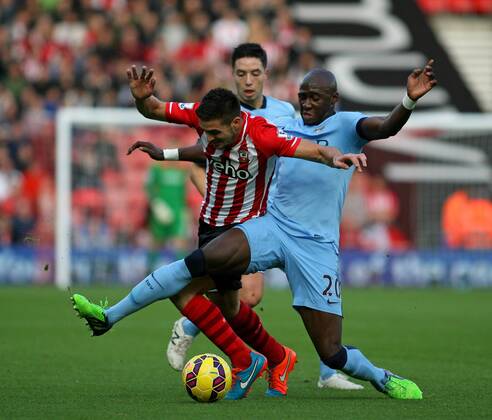 Aktuell Fußball, England, FC Southampton - Manchester City Football - 2014 2015 Premier League - Southampton vs. Manchester City Eliaquim Mangala of Manchester City fouls Southampton s Dusan Tadic at St Mary s Stadium Southampton Colorsport Shaun Boggust 