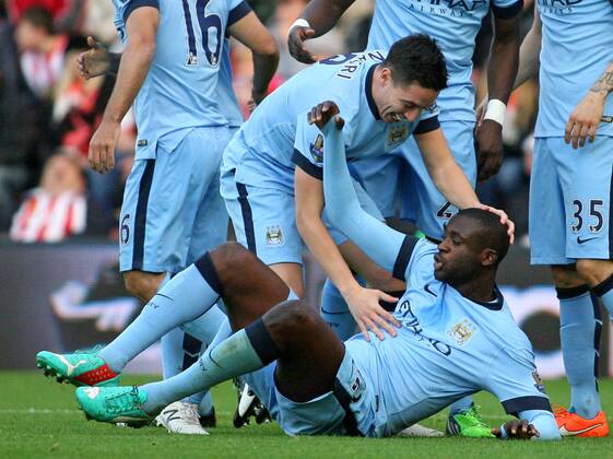 Aktuell Fußball, England, FC Southampton - Manchester City Football - 2014 2015 Premier League - Southampton vs. Manchester City Samir Nasri celebrates with Manchester City goal scorer Yaya Toure at St Mary s Stadium Southampton Colorsport Shaun Boggust 