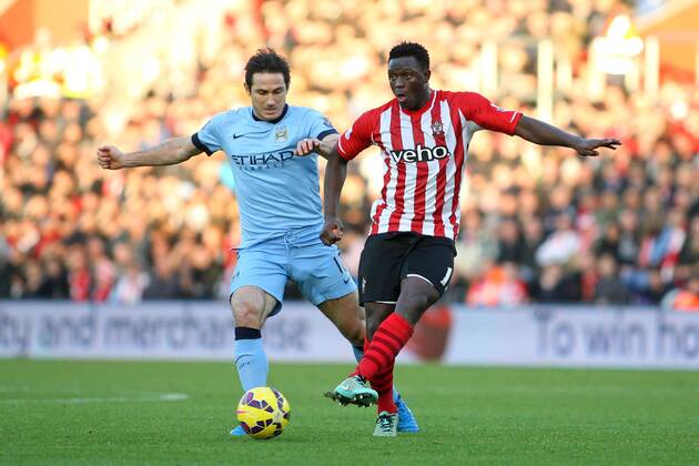 Aktuell Fußball, England, FC Southampton - Manchester City Football - 2014 2015 Premier League - Southampton vs. Manchester City Frank Lampard of Manchester City closes down Southampton s Victor Wanyama at St Mary s Stadium Southampton Colorsport Shaun Boggust 