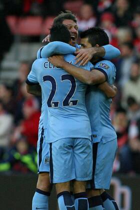 Aktuell Fußball, England, FC Southampton - Manchester City Football - 2014 2015 Premier League - Southampton vs. Manchester City Goal scorer Gael Clichy celebrates with Manchester City team mates after scoring City s third goal at St Mary s Stadium Southampton Colorsport Shaun Boggust 