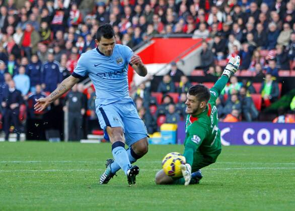 Aktuell Fußball, England, FC Southampton - Manchester City Football - 2014 2015 Premier League - Southampton vs. Manchester City Southampton s Fraser Forster makes a fine save from Sergio Kun Aguero of Manchester City at St Mary s Stadium Southampton Colorsport Shaun Boggust 