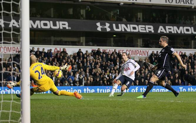 Aktuell Fußball, England, Tottenham Hotspur - FC Everton Tottenham s Roberto Soldado scoring his sides second goal Barclays Premier League- Tottenham Hotspur vs Everton - White Hart Lane - England - 30th November 2014 - Picture David Klein Sportimage EDITORIAL USE ONLY. No use with unauthorised audio, video, data, fixture lists, club league logos or live services. Online in-match use limited to 120 images, no video emulation. No use in betting, games or single club league player publications.