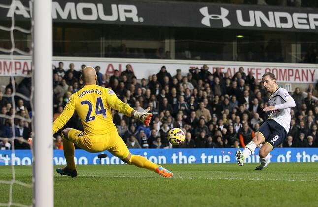Aktuell Fußball, England, Tottenham Hotspur - FC Everton Tottenham s Roberto Soldado scoring his sides second goal Barclays Premier League- Tottenham Hotspur vs Everton - White Hart Lane - England - 30th November 2014 - Picture David Klein Sportimage EDITORIAL USE ONLY. No use with unauthorised audio, video, data, fixture lists, club league logos or live services. Online in-match use limited to 120 images, no video emulation. No use in betting, games or single club league player publications.