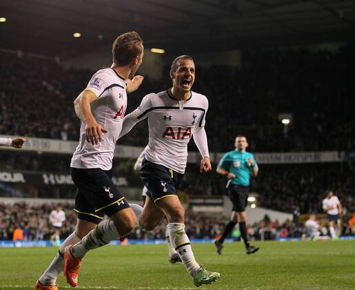Aktuell Fußball, England, Tottenham Hotspur - FC Everton Tottenham s Roberto Soldado celebrates scoring his sides second goal Barclays Premier League- Tottenham Hotspur vs Everton - White Hart Lane - England - 30th November 2014 - Picture David Klein Sportimage EDITORIAL USE ONLY. No use with unauthorised audio, video, data, fixture lists, club league logos or live services. Online in-match use limited to 120 images, no video emulation. No use in betting, games or single club league player publications.