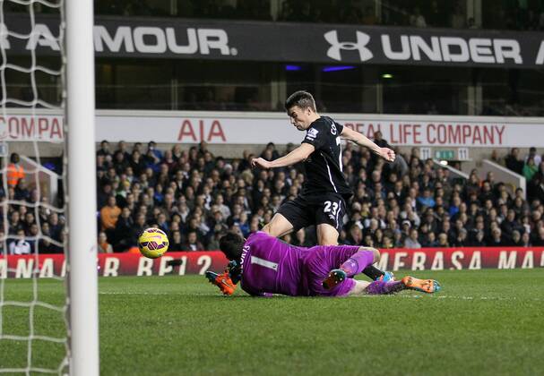 Aktuell Fußball, England, Tottenham Hotspur - FC Everton Tottenham s Hugo Lloris saves from Everton s Seamus Coleman Barclays Premier League- Tottenham Hotspur vs Everton - White Hart Lane - England - 30th November 2014 - Picture David Klein Sportimage EDITORIAL USE ONLY. No use with unauthorised audio, video, data, fixture lists, club league logos or live services. Online in-match use limited to 120 images, no video emulation. No use in betting, games or single club league player publications.