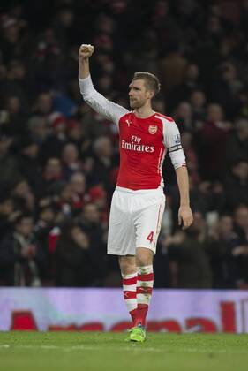 Aktuell FuÃŸball, England, Premier League, FC Arsenal - FC Southampton 03.12.2014. London, England. Premier League. Arsenal versus Southampton. Arsenal s Per Mertesacker at the final whistle. xNigelxCookex  ActionPlus11580779