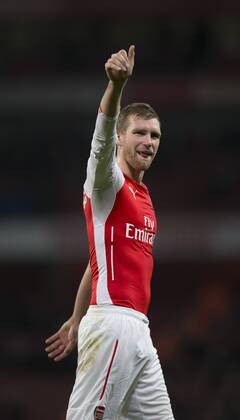 Aktuell FuÃŸball, England, Premier League, FC Arsenal - FC Southampton 03.12.2014. London, England. Premier League. Arsenal versus Southampton. Thumbs up from Arsenal s Per Mertesacker at the final whistle. xNigelxCookex  ActionPlus11580780