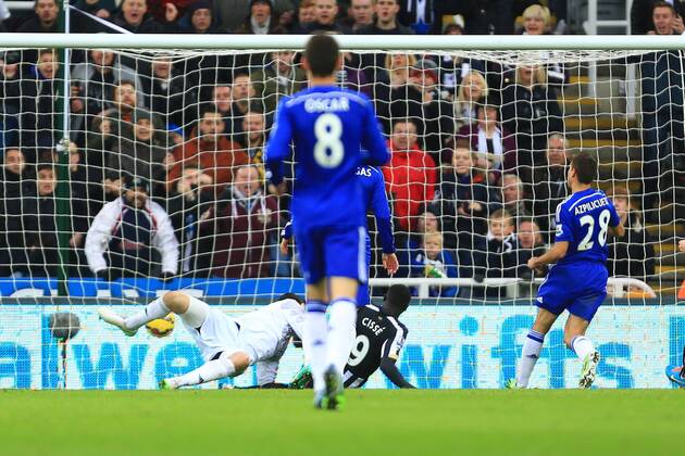 Aktuell Fußball, England, Premier League, Newcastle United - FC Chelsea Papiss Cisse of Newcastle United scores the opening goal - Newcastle United vs. Chelsea - Barclay s Premier League - St James Park - Newcastle- 06 12 2014 Pic Philip Oldham Sportimage EDITORIAL USE ONLY. No use with unauthorised audio, video, data, fixture lists, club league logos or live services. Online in-match use limited to 120 images, no video emulation. No use in betting, games or single club league player publications.