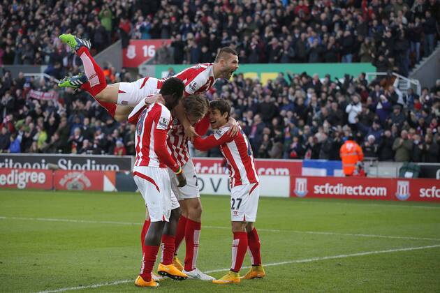 Aktuell Fußball, England, Premier League, Stoke City - FC Arsenal Phil Bardsley (top left) celebrates the opening goal scored by Peter Crouch of Stoke City - Football - Stoke City vs Arsenal - Barclays Premiership - Britannia Stadium Stoke - Season 14 15 - 6th December 2014 Photo Malcolm Couzens Sportimage EDITORIAL USE ONLY. No use with unauthorised audio, video, data, fixture lists, club league logos or live services. Online in-match use limited to 120 images, no video emulation. No use in betting, games or single club league player publications.