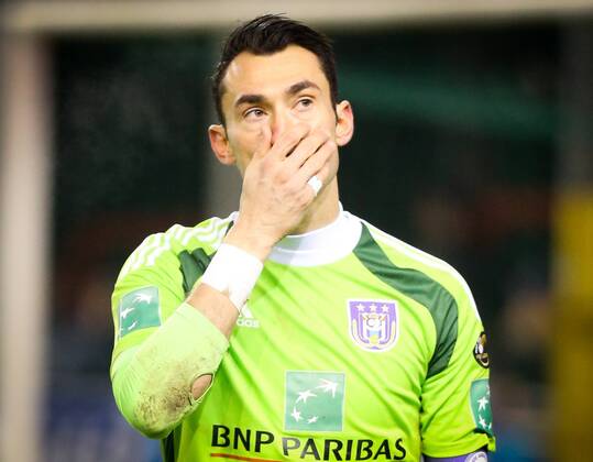 - MOUSCRON, BELGIUM: Anderlecht s goalkeeper Silvio Proto looks dejected after the Jupiler Pro League match between Royal Mouscron-Peruwelz and RSC Anderlecht, in Mouscron, Saturday 06 December 2014, on day 18 of the Belgian soccer championship. VIRGINIExLEFOUR  x04515959x