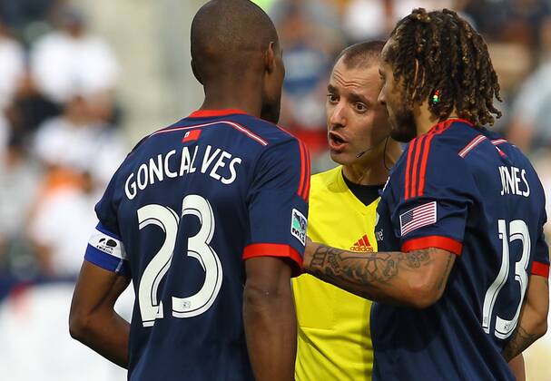 December 07 2014: Referee Mark Geiger talks to New England Revolution defender Jose Goncalves (23) and midfielder Jermaine Jones (13)during the 2014 MLS Fussball Herren USA Cup at StubHub Center, in Carson, CA. Los Angeles Galaxy beat the New England Revolution 2-1 to win their fifth MLS Cup. SOCCER: DEC 07 MLS Cup - Galaxy v Revolution Icon25514120712 EDITORIAL USE ONLY