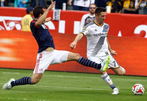 December 07 2014: New England Revolution defender A.J. Soares (5) tries to stop a cross from Los Angeles Galaxy forward Robbie Keane (7) during the 2014 MLS Fussball Herren USA Cup at StubHub Center, in Carson, CA. Los Angeles Galaxy beat the New England Revolution 2-1 to win their fifth MLS Cup. SOCCER: DEC 07 MLS Cup - Galaxy v Revolution Icon25514120713 EDITORIAL USE ONLY