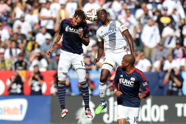 07 December 2014: New England s Jermaine Jones (13) and Los Angeles s Gyasi Zardes (right) challenge for a header. The Los Angeles Galaxy played the New England Revolution in Carson, California in MLS Fussball Herren USA Cup 2014. Los Angeles won 2-1 in overtime. SOCCER: DEC 07 MLS Cup - Galaxy v Revolution Icon918141207001 EDITORIAL USE ONLY