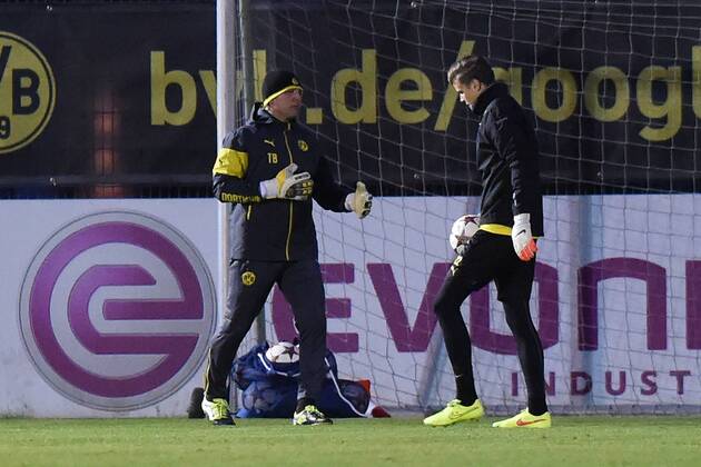 Fußball Champions League Abschusstraining Borussia Dortmund am 08.12.2014 auf dem Trainingsgelände in Dortmund Wolfgang Teddy de Beer ( Torwarttrainer Dortmund ), links - Mitchell Langerak ( Dortmund ), rechts