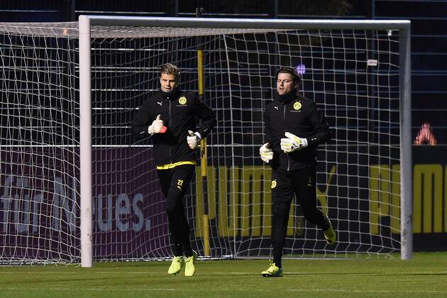 Fußball Champions League Abschusstraining Borussia Dortmund am 08.12.2014 auf dem Trainingsgelände in Dortmund Roman Weidenfeller ( Dortmund ), rechts - Mitchell Langerak ( Dortmund ), links