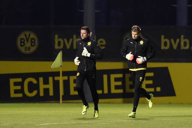 Fußball Champions League Abschusstraining Borussia Dortmund am 08.12.2014 auf dem Trainingsgelände in Dortmund Roman Weidenfeller ( Dortmund ), links - Mitchell Langerak ( Dortmund ), rechts