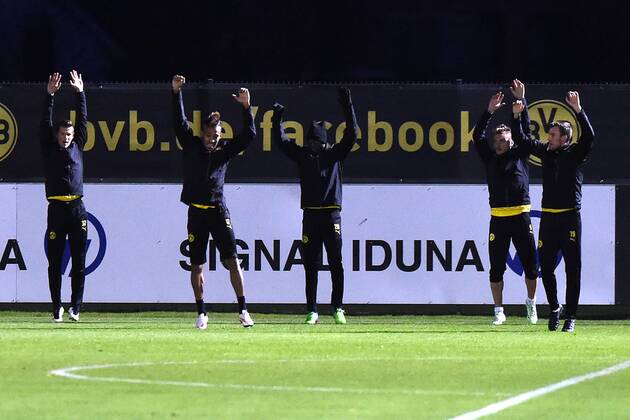 Fußball Champions League Abschusstraining Borussia Dortmund am 08.12.2014 auf dem Trainingsgelände in Dortmund Dortmunder Spieler beim Aufwärmen