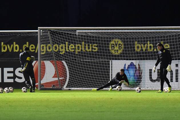 Fußball Champions League Abschusstraining Borussia Dortmund am 08.12.2014 auf dem Trainingsgelände in Dortmund Wolfgang Teddy de Beer ( Torwarttrainer Dortmund ), links - Mitchell Langerak ( Dortmund ), mitte - Roman Weidenfeller ( Dortmund ), rechts