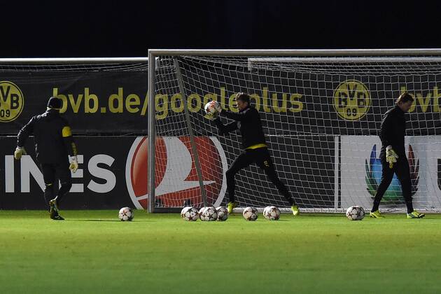 Fußball Champions League Abschusstraining Borussia Dortmund am 08.12.2014 auf dem Trainingsgelände in Dortmund Wolfgang Teddy de Beer ( Torwarttrainer Dortmund ), links - Mitchell Langerak ( Dortmund ), mitte - Roman Weidenfeller ( Dortmund ), rechts