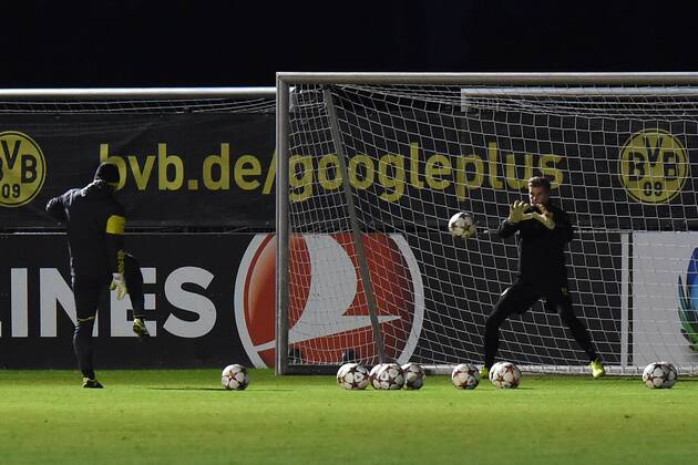 Fußball Champions League Abschusstraining Borussia Dortmund am 08.12.2014 auf dem Trainingsgelände in Dortmund Wolfgang Teddy de Beer ( Torwarttrainer Dortmund ), links - Mitchell Langerak ( Dortmund ), rechts