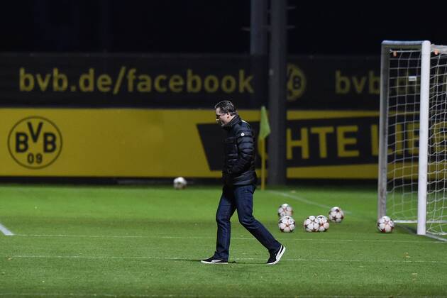 Fußball Champions League Abschusstraining Borussia Dortmund am 08.12.2014 auf dem Trainingsgelände in Dortmund Michael Zorc ( Sportdirektor Dortmund ) betritt das Spielfeld