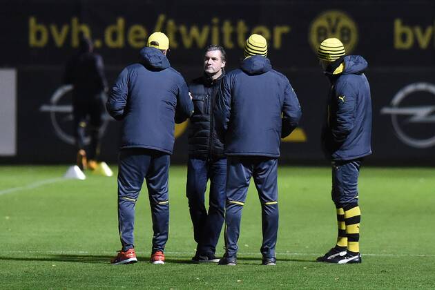 Fußball Champions League Abschusstraining Borussia Dortmund am 08.12.2014 auf dem Trainingsgelände in Dortmund Michael Zorc ( Sportdirektor Dortmund ), mitte - begrüßt Jürgen Klopp ( Trainer Dortmund ), links
