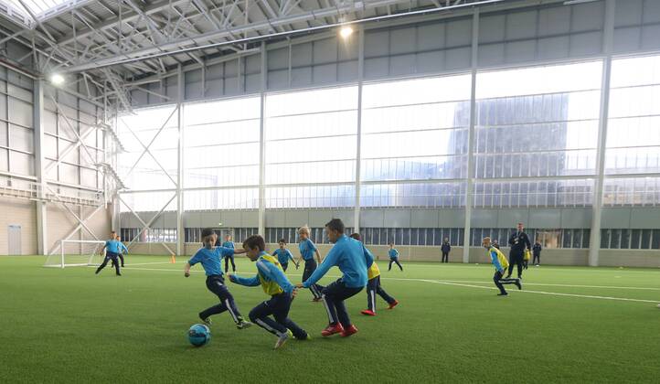 Aktuell Fußball, England, Premier League, Manchester City eröffnet Fußball-Akademie Yojngsters from Manchester City s academy try out the new club facilities, during the opening of the new Manchester City Etihad Campus. - Launch of the the City Football Academy - Etihad Campus - Manchester - England - 8th December 2014 - Picture David Thompson-Sportimage EDITORIAL USE ONLY. No use with unauthorised audio, video, data, fixture lists, club league logos or live services. Online in-match use limited to 120 images, no video emulation. No use in betting, games or single club league player publications.