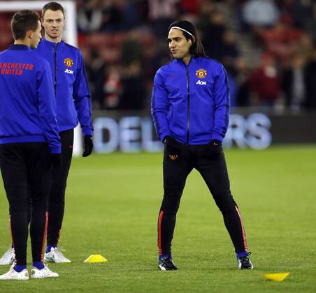 Aktuell Fußball, England, Premier League, FC Southampton - Manchester United Manchester United ManU s Radamel Falcao warms up as a substitute Barclays Premier League- Southampton vs Manchester United - St Mary s Stadium - England - 8th December 2014 - Picture David Klein Sportimage EDITORIAL USE ONLY. No use with unauthorised audio, video, data, fixture lists, club league logos or live services. Online in-match use limited to 120 images, no video emulation. No use in betting, games or single club league player publications.