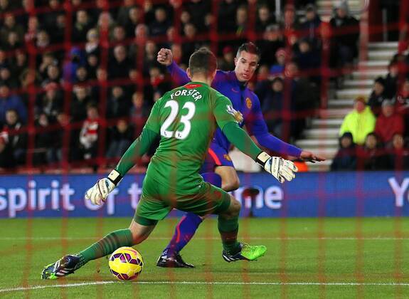 Aktuell Fußball, England, Premier League, FC Southampton - Manchester United Manchester United ManU s Robin Van Persie scoring his sides opening goal Barclays Premier League- Southampton vs Manchester United - St Mary s Stadium - England - 8th December 2014 - Picture David Klein Sportimage EDITORIAL USE ONLY. No use with unauthorised audio, video, data, fixture lists, club league logos or live services. Online in-match use limited to 120 images, no video emulation. No use in betting, games or single club league player publications.