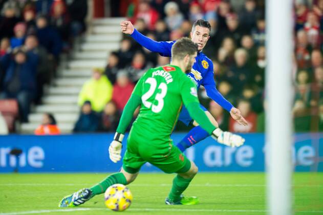 Aktuell FuÃŸball, England, Premier League, FC Southampton - Manchester United 08.12.2014. Southampton, England. Premier League. Southampton versus Manchester United ManU Robin Van Persie scores sliding the ball between Fraser Forster s legs to make it 1-0 to Manchester United. xMikexFrenchx  ActionPlus11581820