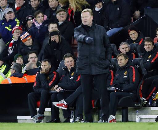Aktuell Fußball, England, Premier League, FC Southampton - Manchester United Manchester United ManU s Louis Van Gaal watches Southampton s Ronald Koeman Barclays Premier League- Southampton vs Manchester United - St Mary s Stadium - England - 8th December 2014 - Picture David Klein Sportimage EDITORIAL USE ONLY. No use with unauthorised audio, video, data, fixture lists, club league logos or live services. Online in-match use limited to 120 images, no video emulation. No use in betting, games or single club league player publications.