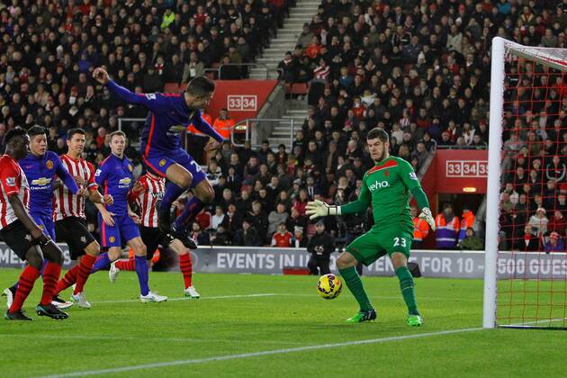 Aktuell Fußball, England, Premier League, FC Southampton - Manchester United Football - 2014 2015 Premier League - Southampton vs. Manchester United ManU Robin Van Persie of Manchester United scores Uniteds and his second of the match at St Mary s Stadium Southampton Colorsport Shaun Boggust 