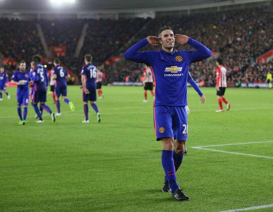 Aktuell Fußball, England, Premier League, FC Southampton - Manchester United Manchester United ManU s Robin Van Persie celebrates scoring his sides second goal Barclays Premier League- Southampton vs Manchester United - St Mary s Stadium - England - 8th December 2014 - Picture David Klein Sportimage EDITORIAL USE ONLY. No use with unauthorised audio, video, data, fixture lists, club league logos or live services. Online in-match use limited to 120 images, no video emulation. No use in betting, games or single club league player publications.