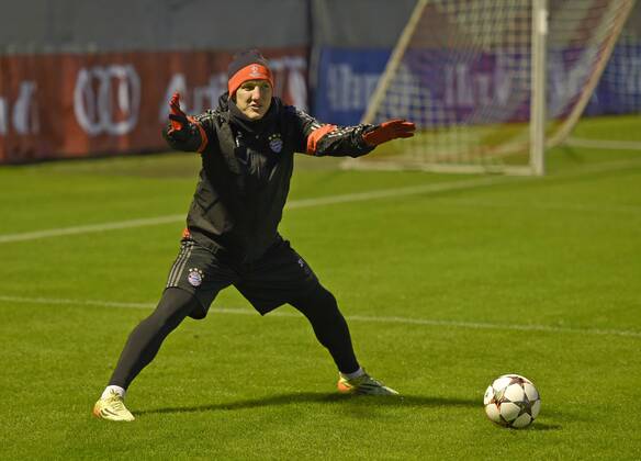 09.12.2014, Fussball Champions League 2014 2015, Vorrunde, 5.Spieltag, FC Bayern München - Moskau, Training FC Bayern München am Vortag, Bastian Schweinsteiger (München) dehnt sich. 