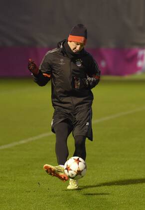 09.12.2014, Fussball Champions League 2014 2015, Vorrunde, 5.Spieltag, FC Bayern München - Moskau, Training FC Bayern München am Vortag, Bastian Schweinsteiger (München) am Ball. 