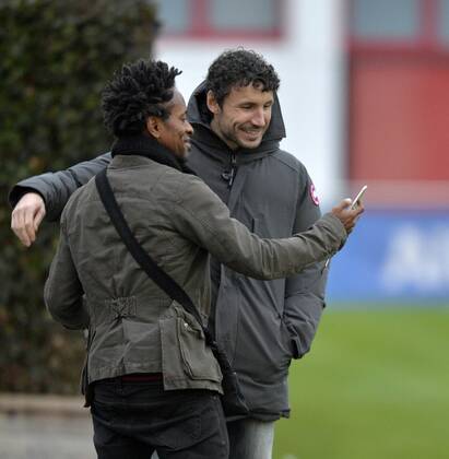 09.12.2014, Fussball Champions League 2014 2015, Vorrunde, 5.Spieltag, FC Bayern München - Moskau, Training FC Bayern München am Vortag, Ex-Bayernspieler Mark van Bommel (re, Niederlande) und Ze Roberto (Brasilien) sind zu Besuch am Bayerngelände, bei der Gelegenheit machen sie ein Selfie mit dem Handy. 