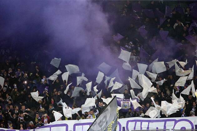 09.12.2014, xovx, Fussball UEFA Champions League, Borussia Dortmund - RSC Anderlecht, Fans aus Anderlecht mit Pyrotechnik, Freisteller.