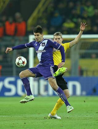 09.12.2014, Fussball Championsleague 2014 2015, Vorrunde, 6.Spieltag, Borussia Dortmund - RSC Anderlecht, im Signal-Iduna-Park-Stadion Dortmund. v.l. Aleksandar Mitrovic (RSC Anderlecht) gegen Matthias Ginter (Dortmund) 