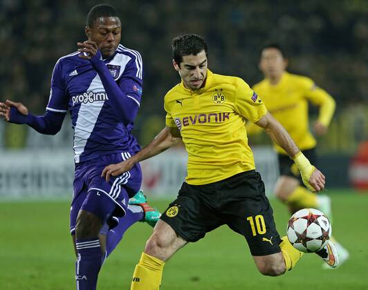 09.12.2014, Fussball Championsleague 2014 2015, Vorrunde, 6.Spieltag, Borussia Dortmund - RSC Anderlecht, im Signal-Iduna-Park-Stadion Dortmund. v.l. Chancel Mbemba (RSC Anderlecht) gegen Henrikh Mkhitaryan (Dortmund) 