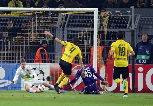 09.12.2014, xovx, Fussball UEFA Champions League, Borussia Dortmund - RSC Anderlecht, v.l. Mitchell Langerak (Borussia Dortmund), Neven Subotic (Borussia Dortmund), Aleksandar Mitrovic (RSC Anderlecht), Nuri Sahin (Borussia Dortmund), Aktion.