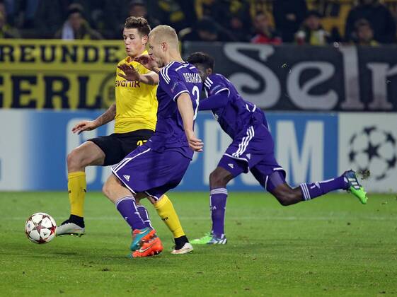 09.12.2014, xovx, Fussball UEFA Champions League, Borussia Dortmund - RSC Anderlecht, v.l. Erik Durm (Borussia Dortmund), Olivier Deschacht (RSC Anderlecht), Fabrice N Sakala (RSC Anderlecht), Aktion.