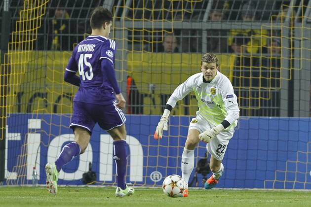 Torwart Mitchell Langerak (Borussia Dortmund 22) gegen Aleksandar Mitrovic (RSC Anderlecht 45) Borussia Dortmund vs RSC Anderlecht, Fussbal, Champions League, 09.12.2014 , EP_JSE