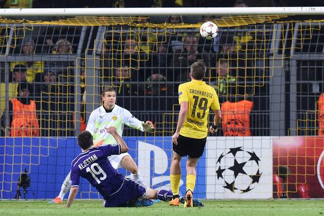 Fußball Champions League Gruppenphase 6. Spieltag Borussia Dortmund - RSC Anderlecht am 09.12.2014 im Signal Iduna Park in Dortmund Sacha Kljestan ( Anderlecht ), links - Kevin Großkreutz ( Dortmund ), rechts - Mitchell Langerak ( Dortmund ), hinten