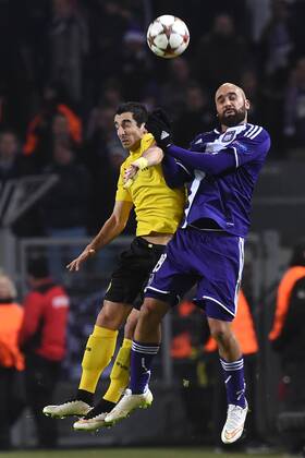 Fußball Champions League Gruppenphase 6. Spieltag Borussia Dortmund - RSC Anderlecht am 09.12.2014 im Signal Iduna Park in Dortmund Henrikh Mkhitaryan ( Dortmund ), links - Anthony Vanden Borre ( Anderlecht ), rechts