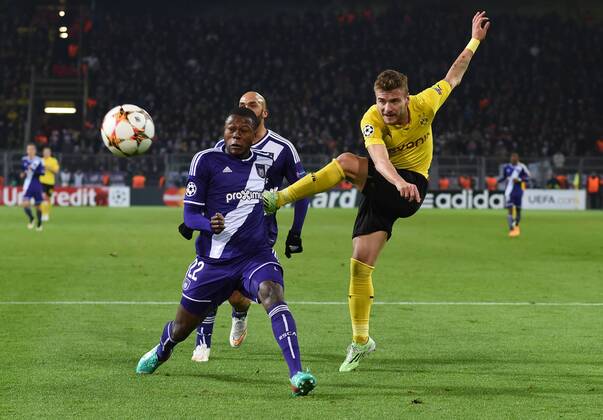 09.12.2014, Fussball, Saison 2014 15, UEFA Champions League, Vorrunde, Borussia Dortmund - RSC Anderlecht Ciro Immobile (Borussia Dortmund), re., scheitert mit diesem Schuss, links Chancel Mbemba (RSC Anderlecht)
