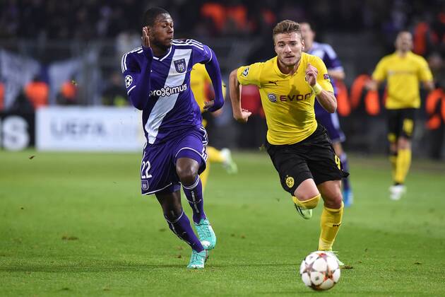 Fußball Champions League Gruppenphase 6. Spieltag Borussia Dortmund - RSC Anderlecht am 09.12.2014 im Signal Iduna Park in Dortmund Chancel Mbemba ( Anderlecht ), links - Ciro Immobile ( Dortmund ), rechts