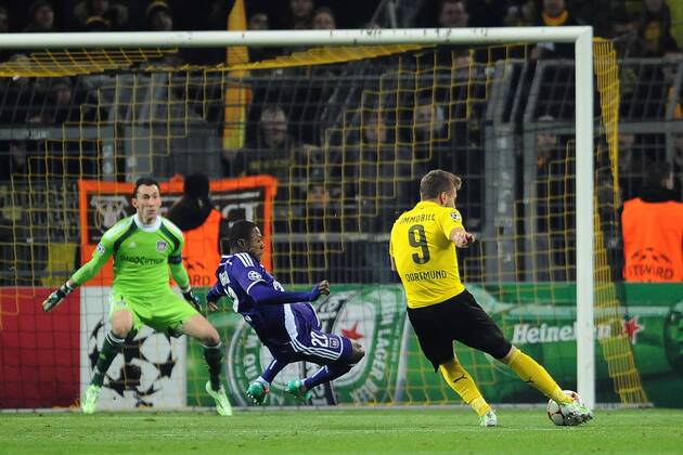 Fußball Champions League Gruppenphase 6.Spieltag Borussia Dortmund - RSC Anderlecht am 09.12.2014 im Signal Iduna Park in Dortmund Schussversuch von Ciro Immobile ( Dortmund ), rechts