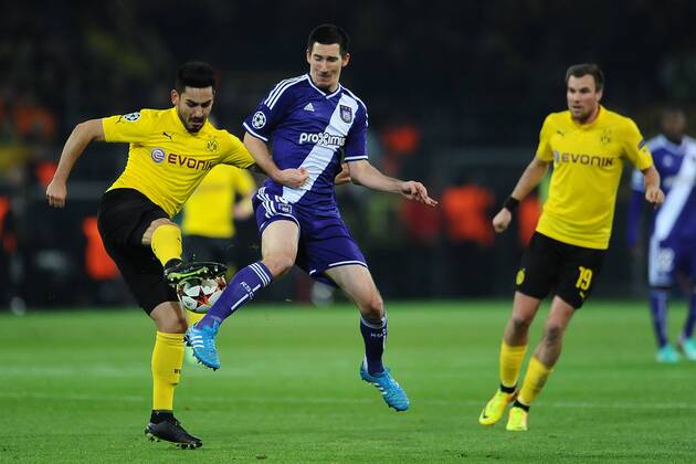 Fußball Champions League Gruppenphase 6.Spieltag Borussia Dortmund - RSC Anderlecht am 09.12.2014 im Signal Iduna Park in Dortmund Ilkay Gündogan ( Dortmund ), links - Aleksandar Mitrovic ( Anderlecht ), rechts - Kevin Großkreutz ( Dortmund ), hinten