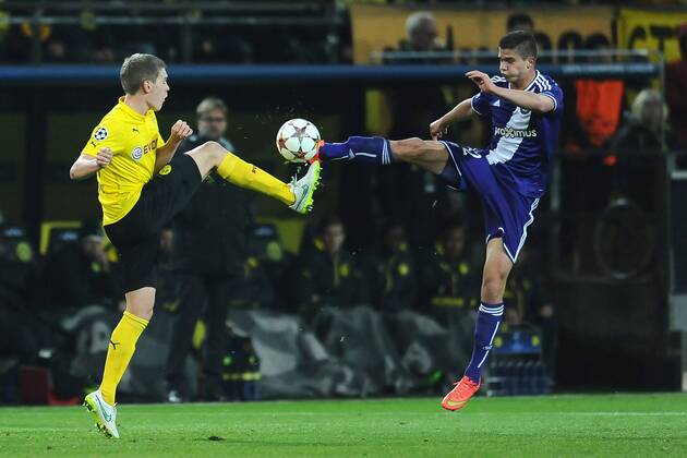 Fußball Champions League Gruppenphase 6.Spieltag Borussia Dortmund - RSC Anderlecht am 09.12.2014 im Signal Iduna Park in Dortmund Matthias Ginter ( Dortmund ), links - Leander Dendoncker ( Anderlecht ), rechts